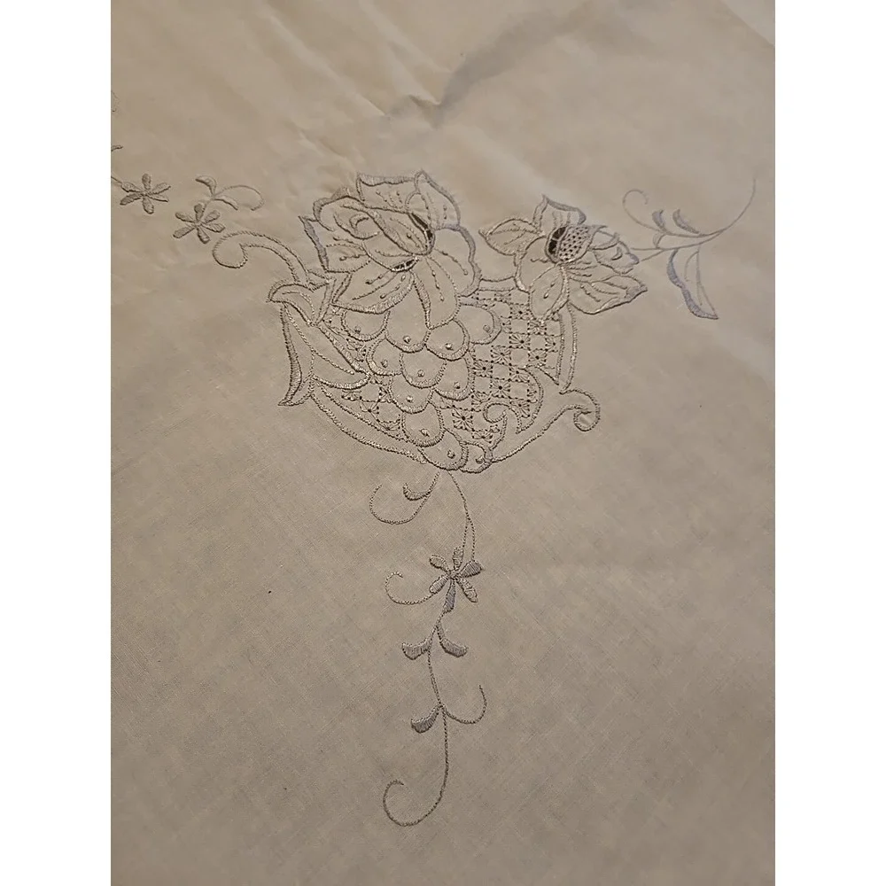 Italian  Embroidered and Cutwork Linen Tablecloth Floral  84